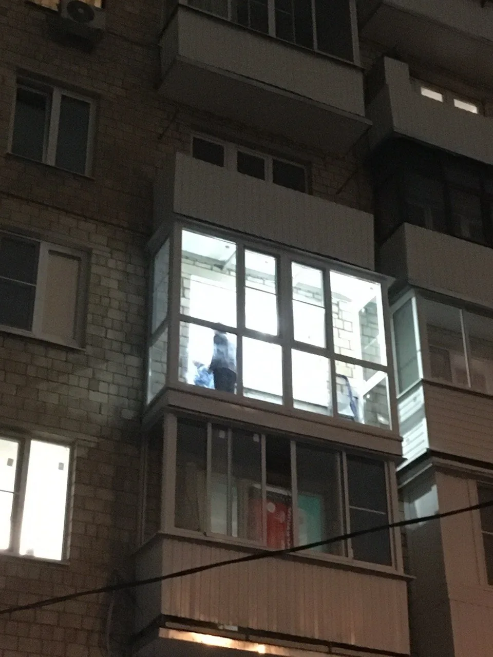 Остеклённый балкон с внешней стороны дома